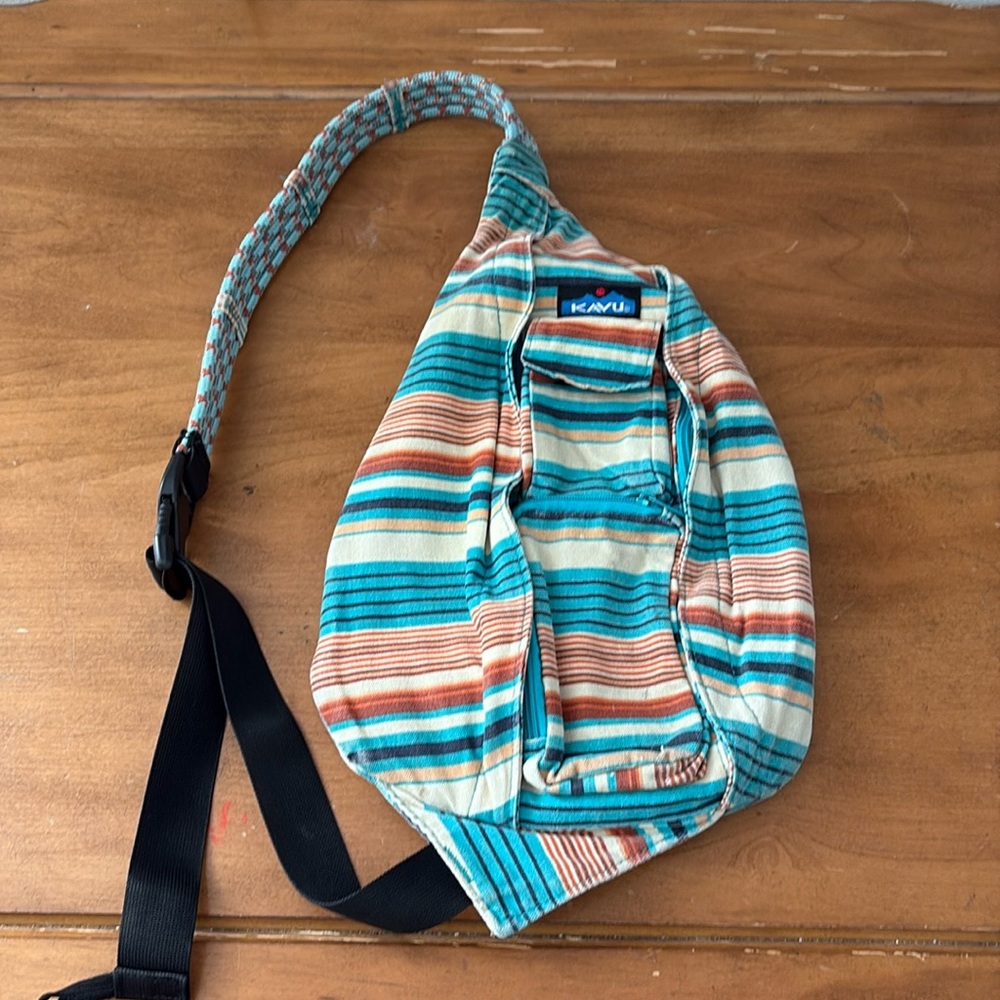 KAVU SLING BAG w/Multiple pockets
